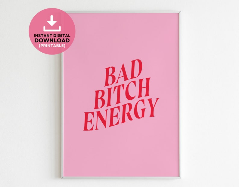 Puede incluir: P&oacute;ster imprimible rosa con el texto "BAD BITCH ENERGY" en rojo.