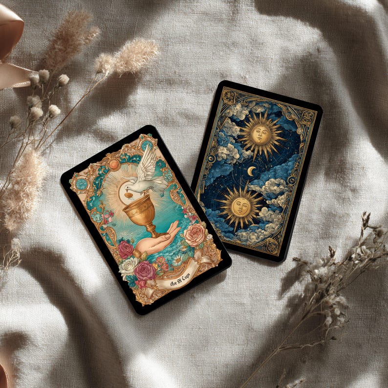 Puede incluir: Dos cartas de tarot con dise&ntilde;os ornamentados. Una carta presenta una paloma, un c&aacute;liz dorado y rosas. La otra representa dos soles, nubes y una luna creciente. Ambas cartas tienen bordes negros y detalles intrincados.
