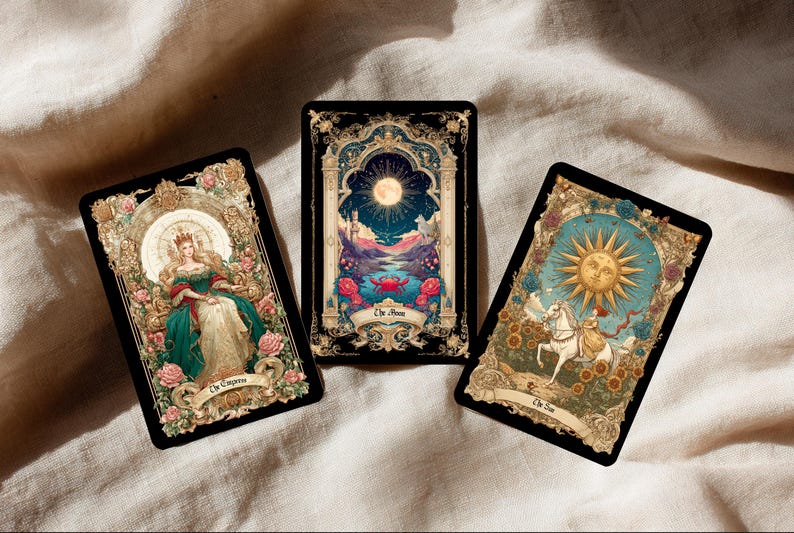 Puede incluir: Tres cartas de tarot con dise&ntilde;os ornamentados. Una carta presenta a una mujer con un vestido verde, etiquetada como "La Emperatriz". Otra muestra una escena iluminada por la luna, etiquetada como "La Luna". La tercera representa un sol y un jinete, etiquetada como "El Sol".