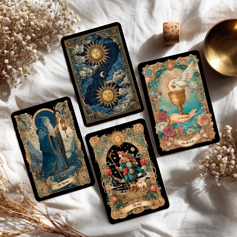 Puede incluir: Cuatro cartas de tarot con ilustraciones ornamentadas. Las cartas presentan dise&ntilde;os celestiales y florales, con detalles dorados sobre un fondo negro. Una carta muestra un mago, otra el sol y la luna, y una tercera representa una mano sosteniendo un c&aacute;liz. Tambi&eacute;n hay un corcho y un cuenco de lat&oacute;n.