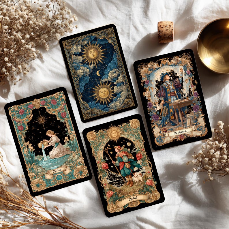 Puede incluir: Cuatro cartas de tarot con ilustraciones detalladas. Las cartas presentan figuras celestiales y humanas en un estilo vintage, con detalles dorados y azules. Las cartas est&aacute;n dispuestas sobre una superficie blanca con flores secas y un corcho.