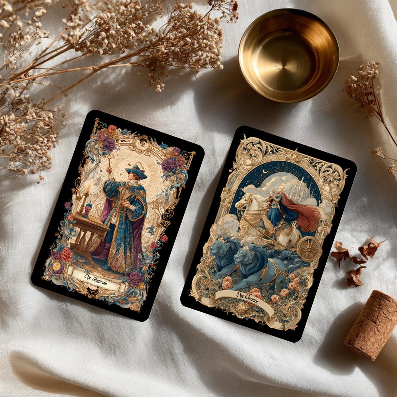Puede incluir: Dos cartas de tarot con ilustraciones ornamentadas. Una carta presenta una figura con t&uacute;nicas azules y moradas, etiquetada como "El Mago". La otra representa un carro tirado por leones, etiquetado como "El Carro". Ambas cartas tienen detalles dorados y florales sobre un fondo negro.