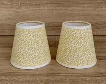Paar tafellampenkappen in Colefax- en Fowler-stof