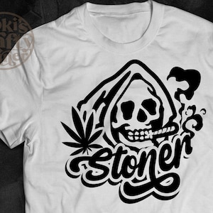 Puede incluir: Diseño gráfico en blanco y negro de una calavera con una túnica con capucha y fumando un porro. El texto "Stoner" está escrito en una fuente estilizada debajo de la calavera.