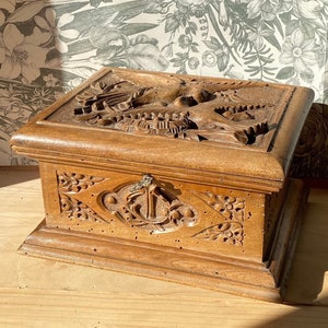 Caja tallada con palomas o tórtolas estilo "Selva Negra" en madera clara, principios de siglo, con su llave original.