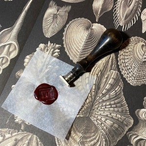 Sceau de cire vintage, monogramme , C V , manche en bois , sceau en laiton. scrapbooking.