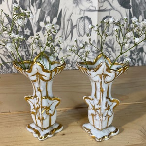 Bridal vase, church vase. 19th century, Napoleon III, Paris porcelain.