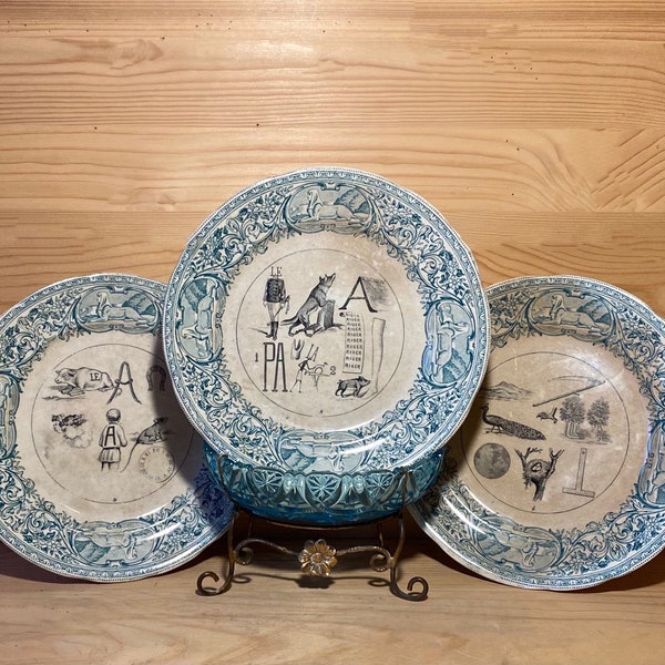 Lot de 3  assiettes rébus, vertes, anciennes, 1900.