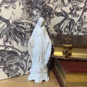 Small virgin in biscuit, dating from the 19th century.