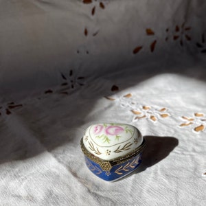 Small porcelain box, heart-shaped pillbox, pink and blue floral decoration, ATB