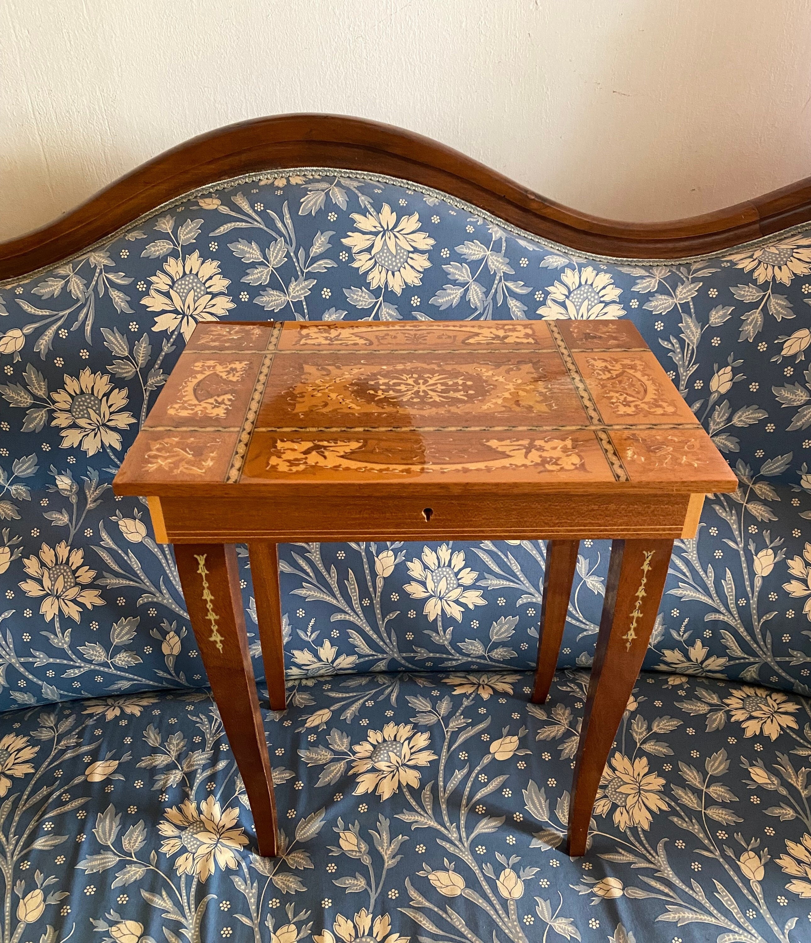 Collection D'instruments De Musique Jouet Sur Une Vieille Table En Bois