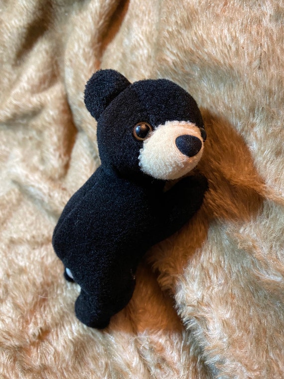 Oso negro de peluche sale