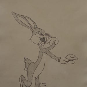 Puede incluir: Un boceto a lápiz de Bugs Bunny, el conejo de dibujos animados, en una pose dinámica. El dibujo captura a Bugs con una amplia sonrisa, una mano levantada y el otro brazo extendido. La firma del artista está en la esquina inferior derecha.