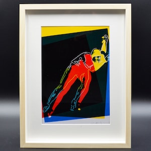 Puede incluir: Una impresión enmarcada de una obra de arte abstracta colorida con una figura en rojo, amarillo y azul sobre un fondo negro.