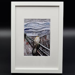 Puede incluir: Impresión enmarcada de la obra "El Grito" de Edvard Munch. La impresión presenta una figura con la boca abierta y las manos en la cara, sobre un puente y un cielo arremolinado. La obra está en un marco blanco.