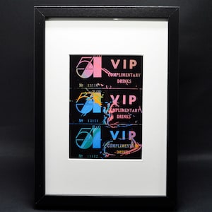 Puede incluir: Tres pases VIP negros y blancos con un diseño holográfico. Los pases están numerados 13110, 13111 y 13112. Cada pase dice "VIP Complimentary Drinks".