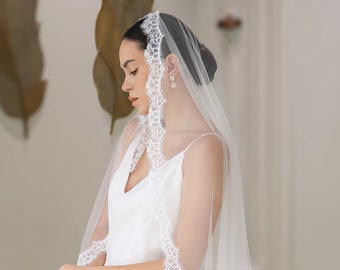 Lace mantilla veil, lace edge wedding veil, classic veil with lace, lace bridal veil, mantilla veil, one tier veil with lace, veil with lace