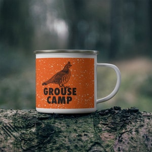 Grouse Camp Was im Grouse Camp passiert bleibt im Grouse Camp Emailletasse | Edelstahlbecher | Emaille Metall Lagerschale | Lagerfeuer Becher | Metall Tassen