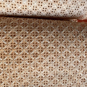 Peut inclure: Gros plan sur un mat&eacute;riau de tissage en rotin, souvent utilis&eacute; pour les si&egrave;ges et les dossiers de chaises. Le mat&eacute;riau est fait de fibres naturelles et a une couleur brun clair.