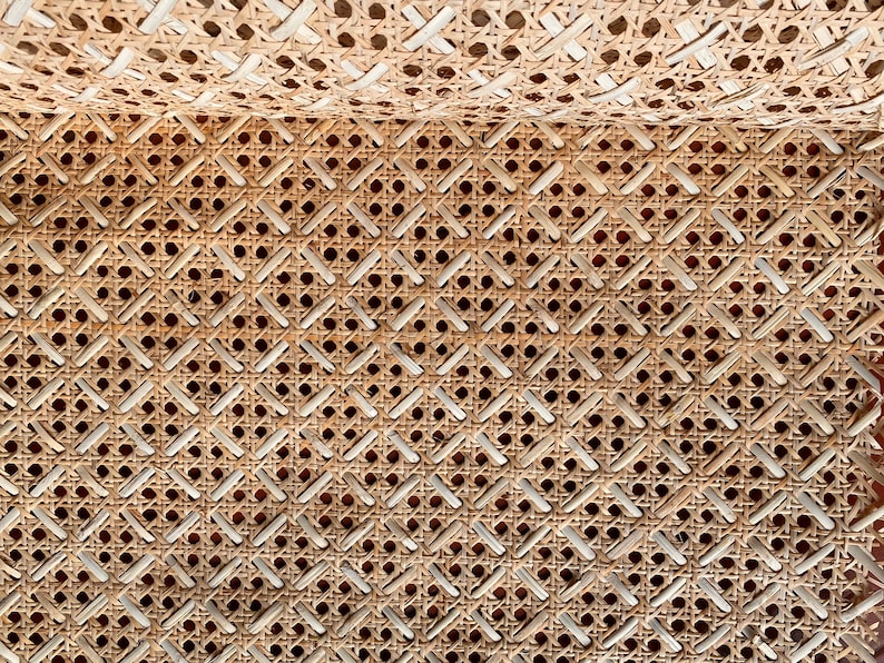 Peut inclure: Gros plan sur un si&egrave;ge de chaise en rotin tiss&eacute;. Le rotin est tiss&eacute; en forme de losange avec une couleur brun clair.