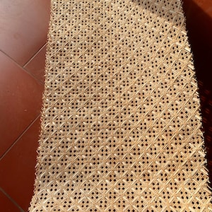 Peut inclure: Une feuille de cannage naturel, un mat&eacute;riau tiss&eacute; utilis&eacute; pour les si&egrave;ges de chaises et autres meubles rembourr&eacute;s.