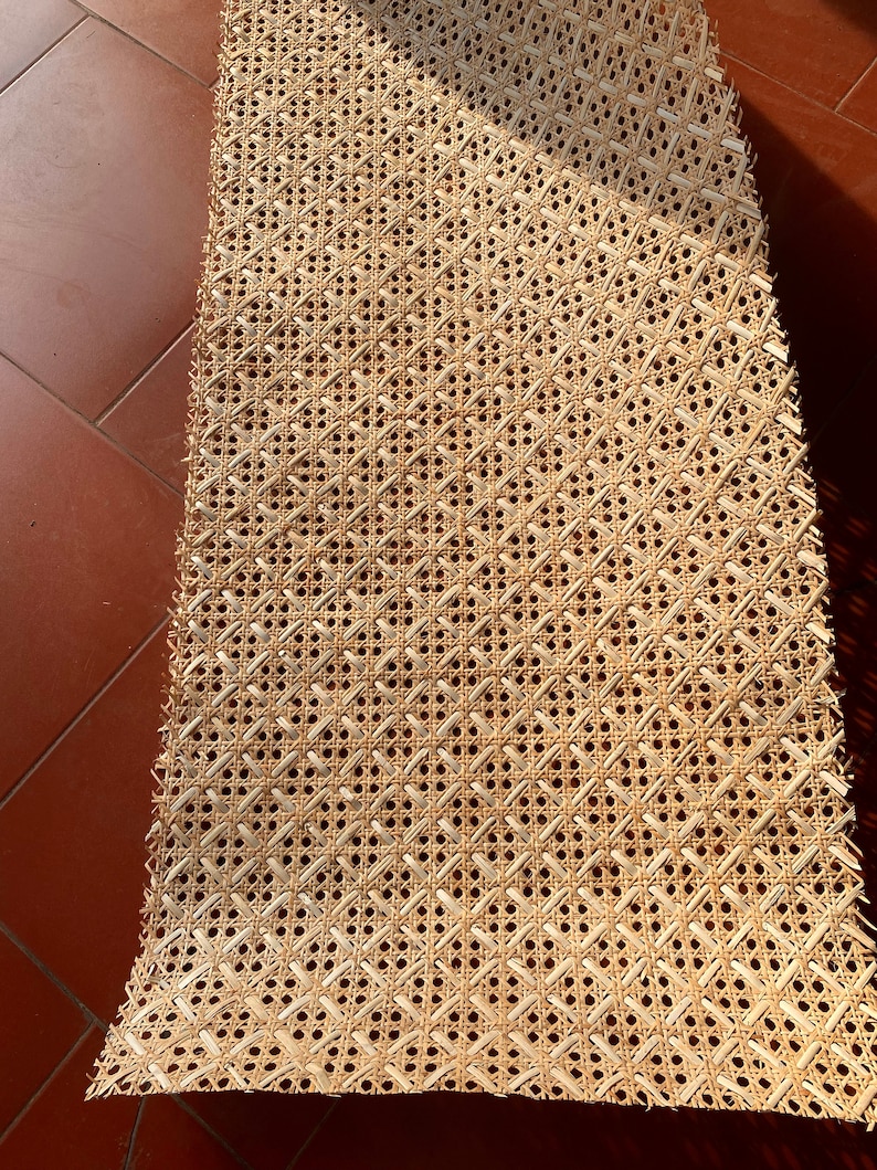 Peut inclure: Une feuille de cannage naturel, un mat&eacute;riau tiss&eacute; utilis&eacute; pour les si&egrave;ges de chaises et autres meubles rembourr&eacute;s.