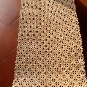 Peut inclure: Une feuille de cannage naturel, un mat&eacute;riau tiss&eacute; utilis&eacute; pour les si&egrave;ges de chaises et autres meubles rembourr&eacute;s.