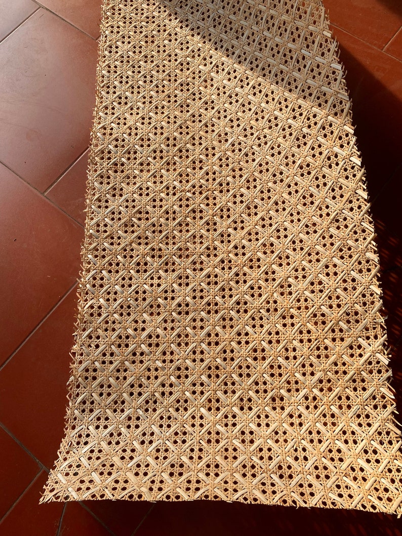 Peut inclure: Une feuille de cannage naturel, un mat&eacute;riau tiss&eacute; utilis&eacute; pour les si&egrave;ges de chaises et autres meubles rembourr&eacute;s.