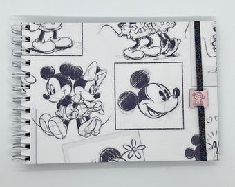 Album A5 Mickey et Minnie, 40 pages, couvertures rigides BOPP mates, papier calque, fermeture élastique pailletée, spirale. Enregistrez vos souvenirs avec style !