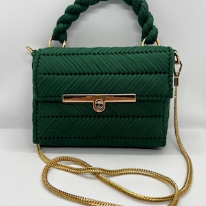 Elegante handgefertigte Trapillo-Tasche mit geflochtenem Griff und goldener Kette – einzigartiger und nachhaltiger Stil, perfekt für alle Gelegenheiten