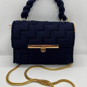 Elegante handgefertigte Trapillo-Tasche mit geflochtenem Griff und goldener Kette – einzigartiger und nachhaltiger Stil, perfekt für alle Gelegenheiten