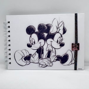 Album A5 Mickey et Minnie, 40 pages, couvertures rigides BOPP mates, papier calque, fermeture élastique pailletée, spirale. Enregistrez vos souvenirs avec style !