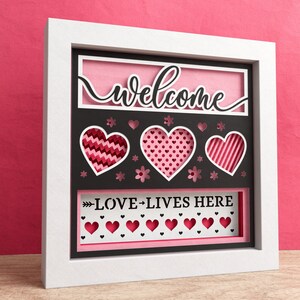 3D Love Lives Here Shadow Box, sinal de boas-vindas, Valentines Day Heart Shadow Box, You Are Loved SVG, arquivos para Cricut com instruções fáceis