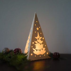 ペーパーランタン SVG クリスマスツリー、クリスマスデコレーション、LED ランタン、Cricut および Silhouette 用ペーパーランプ