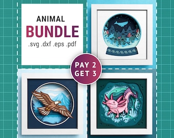 Op de afbeelding: Een digitaal downloadpakket met drie dierendesigns van papiercraft. De ontwerpen omvatten een blauwe walvis in een sneeuwbol, een bruine adelaar die over bergen vliegt en een roze axolotl in een koraalrif. De tekst "ANIMAL BUNDLE .svg .dxf .eps .pdf PAY 2 GET 3" is in de afbeelding opgenomen.