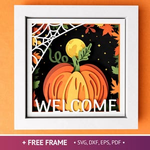 Puede incluir: Un marco blanco con fondo negro que presenta un diseño artesanal de papel en capas de una calabaza con tallo y hojas verdes, una luna llena y una telaraña. El texto "WELCOME" se muestra en letras blancas en la parte inferior del marco.