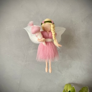 Hada de fieltro con forma de cono para el primer día de clases, disponible en rosa, berenjena, mora o según los deseos individuales, que también representa el Anillo de Grimm.