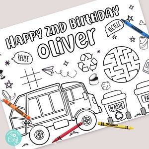 Op de afbeelding: Een zwart-wit kleurplaat met een vuilniswagen, recyclebakken en een doolhof. Bovenaan de pagina staat "Happy 2nd Birthday Oliver".
