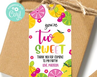 Könnte beinhalten: Ein weißes Dankeschön-Etikett mit einem bunten Fruchtdesign. Der Text lautet "you're two sweet" und "Thank you for coming to my party! Love, Madison".
