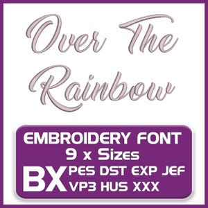 Puede incluir: Un diseño de fuente de bordado digital con las palabras "Over The Rainbow" en escritura cursiva. El diseño incluye un rectángulo púrpura con el texto "EMBROIDERY FONT" e información del tipo de archivo.