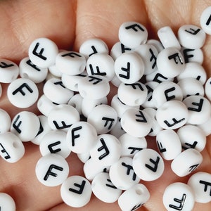 100 Cuentas Blancas Redondas Planas de una Sola Letra F Cuentas acrílicas del Alfabeto de 7 mm para Hacer Joyas
