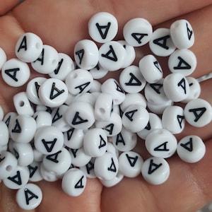 100 cuentas redondas planas de una sola letra A, blancas, de 7 mm, cuentas acrílicas del alfabeto para hacer joyas