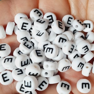 100 cuentas redondas planas de una sola letra E de color blanco, cuentas acrílicas del alfabeto de 7 mm para hacer joyas