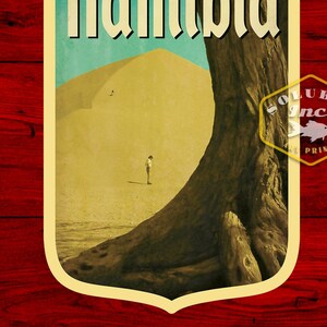 K&ouml;nnte beinhalten: Ein Vintage-Reiseposter mit gelbem Rand und Schildform. Das Poster zeigt einen gro&szlig;en Baumstamm mit einer Sandd&uuml;ne im Hintergrund. Der Text "Manila" befindet sich oben auf dem Poster.