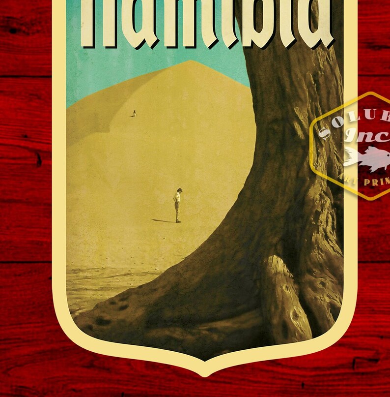 K&ouml;nnte beinhalten: Ein Vintage-Reiseposter mit gelbem Rand und Schildform. Das Poster zeigt einen gro&szlig;en Baumstamm mit einer Sandd&uuml;ne im Hintergrund. Der Text "Manila" befindet sich oben auf dem Poster.