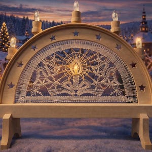 Puede incluir: Arco navideño de madera con diseño de encaje y recortes de estrellas, iluminado por varias luces pequeñas. El arco se encuentra frente a una escena de pueblo invernal nevado, creando un ambiente festivo.