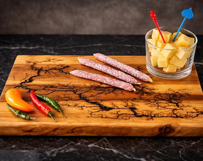 Serving board, decorative board, bread board, cutting board with "Lichtenberg" figures, burnt wood - Lichtenberg 32x21x1.5 cm/UNIQUE PIECE, handmade