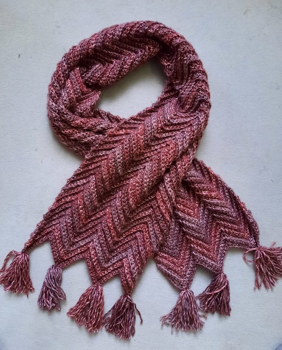 The EDLE with pommels/fringes - crocheted scarf in a zigzag pattern in different burgundy tones / length 170 cm width 30 cm // NEW - unique -
