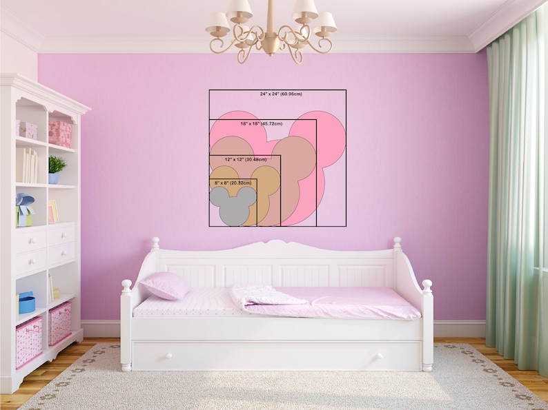 K&ouml;nnte beinhalten: Eine rosa Wand mit einem wei&szlig;en Tagesbett und einer Reihe von Mickey-Maus-Kopf-Silhouetten in verschiedenen Gr&ouml;&szlig;en. Die Silhouetten sind mit ihren Abmessungen in Zoll und Zentimetern beschriftet.