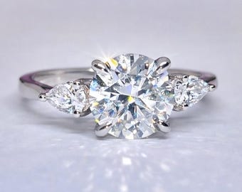 Anillo de compromiso de plata con tres piedras de moissanita de corte redondo de 2 quilates y diamantes